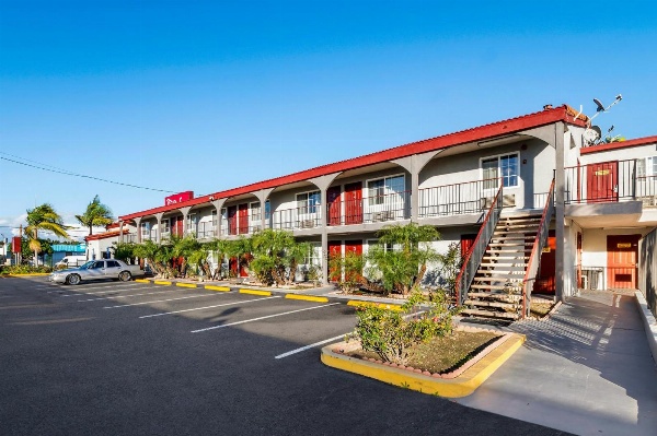 Red Roof Inn Los Angeles - Bellflower image 3